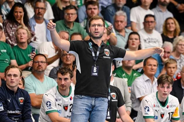 Goeppingen, Deutschland, 03.09.25: Trainer Jaron Siewert (Füchse Berlin) gestikuliert, gestik waehrend des Daikin Handball Bundesliga Spiels zwischen FRISCH AUF! Goeppingen vs Füchse Berlin in der EWS Arena am 03. September 2025 in Goeppingen, Deutschland. (Foto von Harry Langer DeFodi Images) Goeppingen, Germany, 03.09.25: Trainer Jaron Siewert (Füchse Berlin) gestures during the Daikin Handball Bundesliga match between FRISCH AUF! Goeppingen vs Füchse Berlin at EWS Arena on September 3, 2025 in Goeppingen, Germany. (Photo by Harry Langer DeFodi Images) (Photo by Harry Langer DeFodi Images)