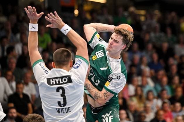 Goeppingen, Deutschland, 03.09.25: Fabian Wiede (Füchse Berlin) und Victor Kloeve (FRISCH AUF! Goeppingen) im Zweikampf waehrend des Daikin Handball Bundesliga Spiels zwischen FRISCH AUF! Goeppingen vs Füchse Berlin in der EWS Arena am 03. September 2025 in Goeppingen, Deutschland. (Foto von Harry Langer DeFodi Images) Goeppingen, Germany, 03.09.25: Fabian Wiede (Füchse Berlin) und Victor Kloeve (FRISCH AUF! Goeppingen) battle for the ball during the Daikin Handball Bundesliga match between FRISCH AUF! Goeppingen vs Füchse Berlin at EWS Arena on September 3, 2025 in Goeppingen, Germany. (Photo by Harry Langer DeFodi Images) (Photo by Harry Langer DeFodi Images)