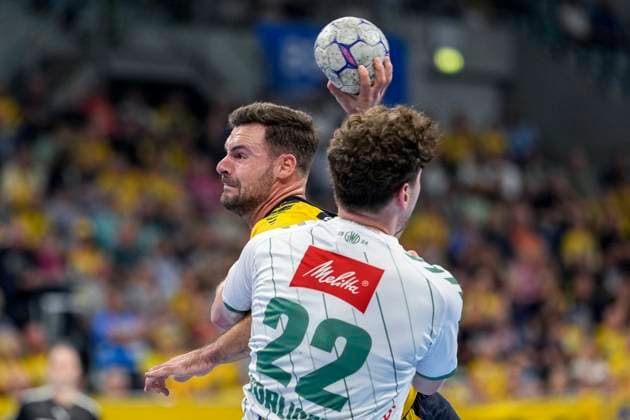 v.li.: Dani Baijens (RNL, 77), Philipp Vorlicek (GWD, 22), Zweikampf, Spielszene, Duell, duel, tackle, tackling, Dynamik, Action, Aktion, 03.09.2025, Mannheim (Deutschland), Handball, Bundesliga, Rhein-Neckar Löwen - TSV GWD Minden