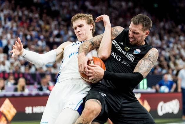 FIBA EuroBasket 2025: Finnland - Deutschland; 03.09.2025 Lauri Markkanen (Finnland, 23) und Daniel Theis (Deutschland, 10) kämpfen um den Ball FIBA EuroBasket 2025: Finnland - Deutschland, Tampere, Nokia Arena am 03.09.2025 Copyright: xBEAUTIFULxSPORTS Wunderlx