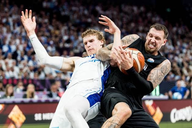 FIBA EuroBasket 2025: Finnland - Deutschland; 03.09.2025 Lauri Markkanen (Finnland, 23) und Daniel Theis (Deutschland, 10) kämpfen um den Ball FIBA EuroBasket 2025: Finnland - Deutschland, Tampere, Nokia Arena am 03.09.2025 Copyright: xBEAUTIFULxSPORTS Wunderlx