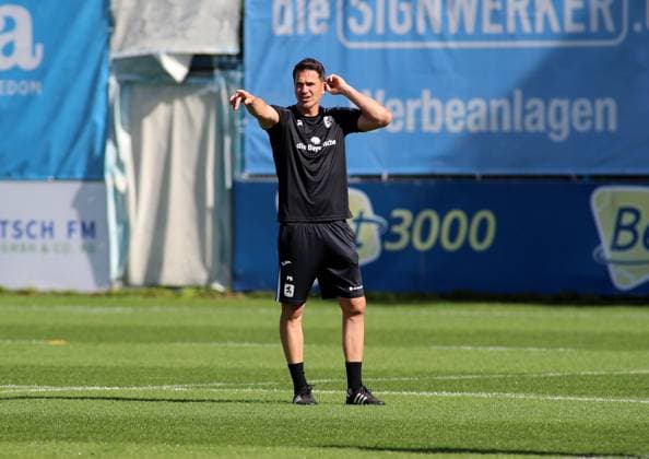 Fussball, Herren, 3.Liga, Saison 2025 2026, TSV 1860 München, Training Patrick Glöckner Gloeckner, Trainer (TSV 1860 München) hebt den rechten Arm, zeigen, deuten, Zeigefinger