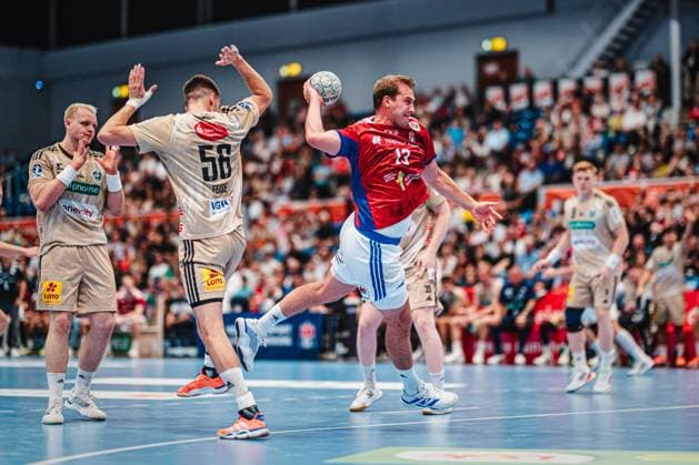 HBL: HSV Hamburg vs. TSV Hannover-Burgdorf, 03.09.25 Niklas Weller (HSV Hamburg, 13) wirft aufs Tor; HBL: HSV Hamburg vs. TSV Hannover-Burgdorf am 03.09.2025 in der Sporthalle Hamburg, Hamburg Copyright: xBEAUTIFULxSPORTS Tonhäuserx