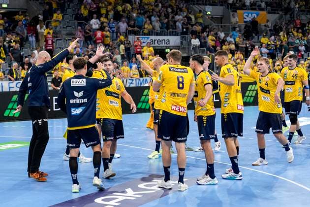 Spieler der Rhein-Neckar-Löwen, Jubel nach dem Schlusspfiff, Freude über den Sieg, Sieger, Gewinner, jubelt, jubeln, fröhlich, positiv, freut sich, freuen, optimistisch, Highlight, Action, Aktion, 03.09.2025, Mannheim (Deutschland), Handball, Bundesliga, Rhein-Neckar Löwen - TSV GWD Minden