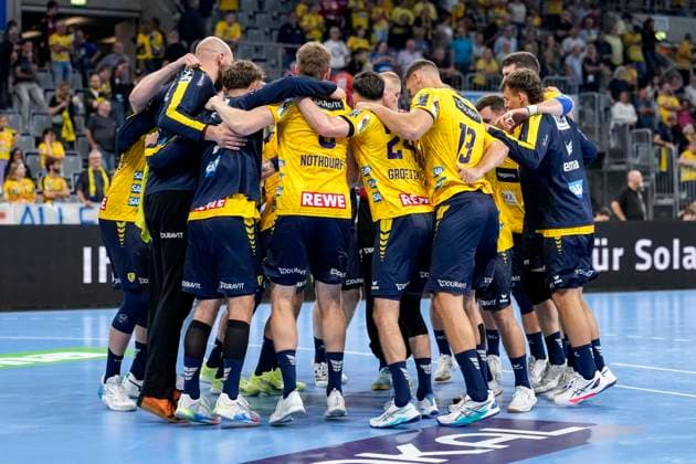 Spieler der Rhein-Neckar-Löwen, Jubel nach dem Schlusspfiff, Freude über den Sieg, Sieger, Gewinner, jubelt, jubeln, fröhlich, positiv, freut sich, freuen, optimistisch, Highlight, Action, Aktion, tanzen im Kreis, Teamkreis, Mannschaftskreis, 03.09.2025, Mannheim (Deutschland), Handball, Bundesliga, Rhein-Neckar Löwen - TSV GWD Minden