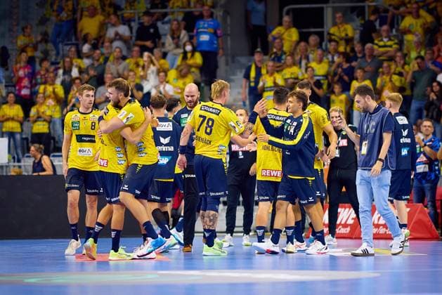 Spieler Tim Nothdurft (8; Rhein Neckar Löwen), Edwin Aspenbäck (78; Rhein Neckar Löwen) und Gino Steenaerts (14; Rhein Neckar Löwen) feiern gemeinsam in der Halle Handball I Herren I Saison 2025-2026 I Daikin HBL I 1. Spieltag I Rhein-Neckar Löwen – GWD Minden I 03.09.2025 Copyright: xMaxxMesterx
