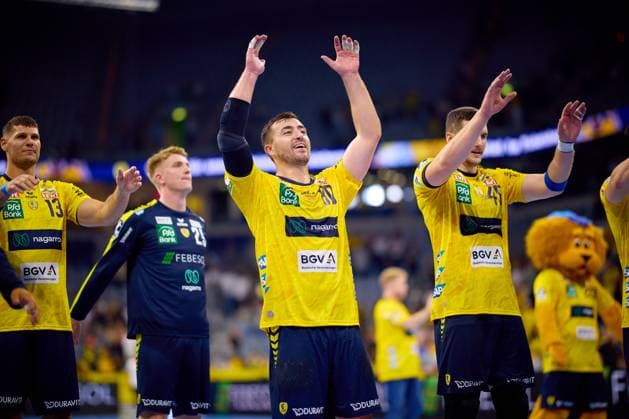 Mehrere Spieler der Rhein Neckar Löwen feiern gemeinsam in der Halle Handball I Herren I Saison 2025-2026 I Daikin HBL I 1. Spieltag I Rhein-Neckar Löwen – GWD Minden I 03.09.2025 Copyright: xMaxxMesterx