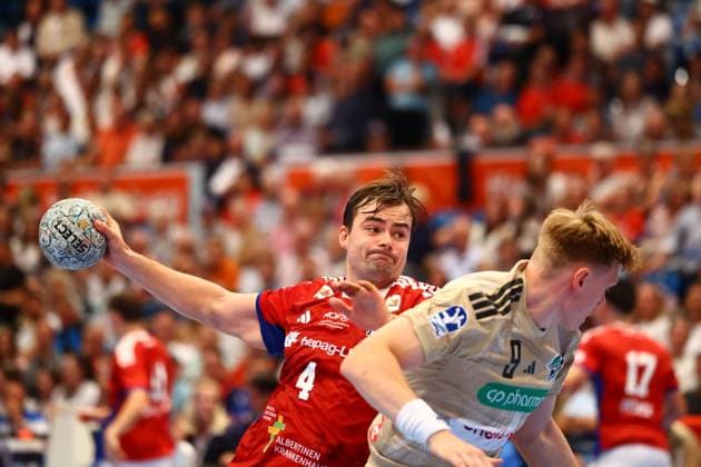 Handball I Herren I Saison 2025 2026 I Bundesliga I 2. Spieltag I HSV Hamburg - TSV Hannover-Burgdorf I 03.09.2025 Andreas Magaard (4, HSV Hamburg) Vihelm Poulsen (9, TSV Hannover-Burgdorf) Hamburg Alsterdorfer Sporthalle Hamburg Deutschland Copyright: xLobeca RalfxHomburgx