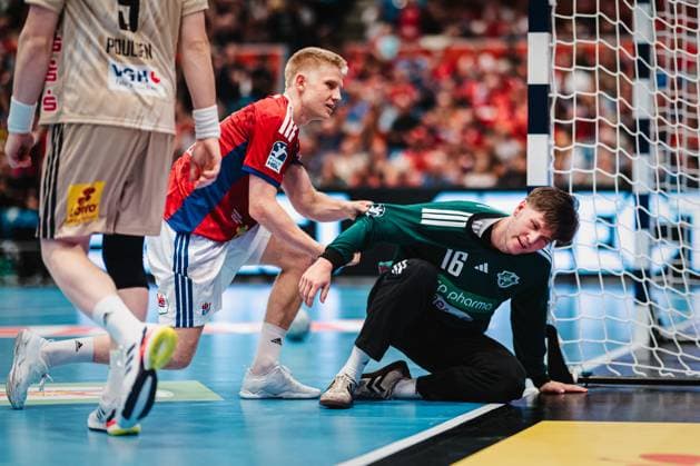 HBL: HSV Hamburg vs. TSV Hannover-Burgdorf, 03.09.25 Frederik Bo Andersen (HSV Hamburg, 21) hilft Simon Gade (TSV Hannover-Burgdorf, 16) auf; HBL: HSV Hamburg vs. TSV Hannover-Burgdorf am 03.09.2025 in der Sporthalle Hamburg, Hamburg Copyright: xBEAUTIFULxSPORTS Tonhäuserx