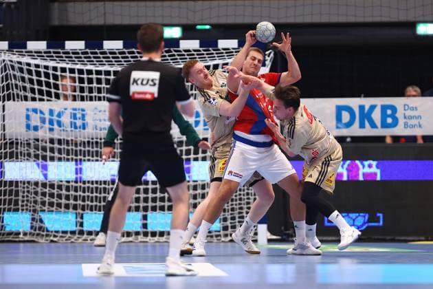 13 Niklas Weller (Handball Verein Hamburg), 7 Leif Tissier und 39 Lukas Stutzke (Hannover Burgdorf) Handball I Herren I Bundesliga (Daikin HBL) I Saison 2025-2026 I 2. Spieltag I HSV Hamburg - TSV Hannover-Burgdorf I 03.09.2025 I Sporthalle Hamburg