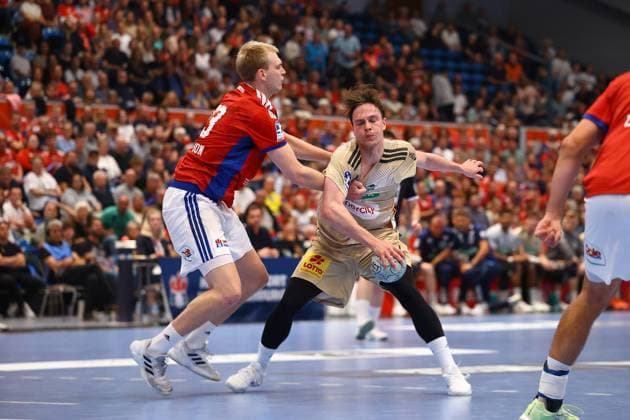 23 Einar Olafsson (Handball Verein Hamburg), 7 Leif Tissier (TSV Hannover Burgdorf) Handball I Herren I Bundesliga (Daikin HBL) I Saison 2025-2026 I 2. Spieltag I HSV Hamburg - TSV Hannover-Burgdorf I 03.09.2025 I Sporthalle Hamburg