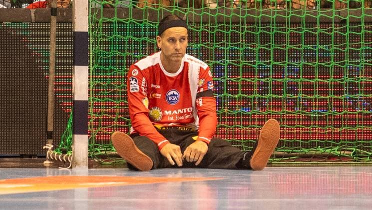 3.9.2025, Handball, Herren, HBL, 1. VBL, 1. Handball-Bundesliga, Saison 2025 26, 2. Spieltag, SC Magdeburg - ThSV Eisenach, Silvio Heinevetter (ThSV Eisenach) sitzt enttäuscht auf dem Boden. Magdeburg GETEC Arena Sachsen-Anhalt Deutschland