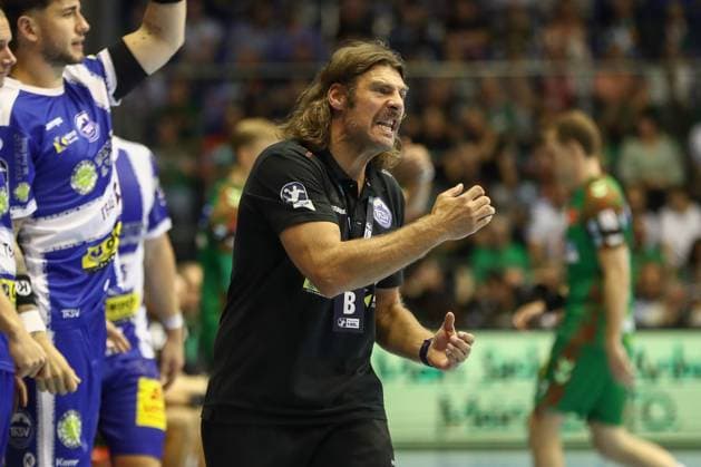 03.09.2025, xgox, Handball - Daikin HBL SC Magdeburg - ThSV Eisenach emspor, v.l. Sebastian Hinze (Eisenach, Trainer) gibt Anweisungen, gestikuliert mit den Armen, gesticulate, gives instructions Magdeburg