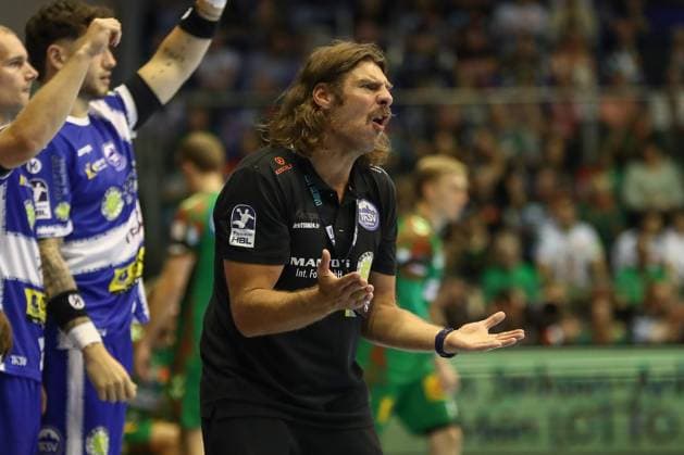 03.09.2025, xgox, Handball - Daikin HBL SC Magdeburg - ThSV Eisenach emspor, v.l. Sebastian Hinze (Eisenach, Trainer) gibt Anweisungen, gestikuliert mit den Armen, gesticulate, gives instructions Magdeburg