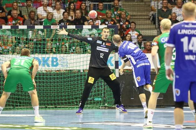 03.09.2025, xgox, Handball - Daikin HBL SC Magdeburg - ThSV Eisenach emspor, v.l. Matej Mandic (Magdeburg, 12) beim Siebenmeter Magdeburg