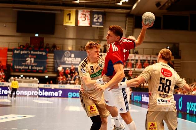 Handball 1. Handball-Bundesliga, DAIKIN HBL 2025 2026 - Handball Verein Hamburg (HSVH) vs. TSV Hannover-Burgdorf Nicolaj Jorgensen Joergensen (Hamburg) im Zweikampf gegen Vilhelm Poulsen (Hannover) und Daniel Weber (Hannover), rechts . Sporthalle Hamburg Hamburg Foto: Frank Schoof