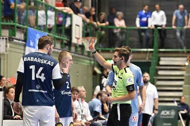 GER, 1.HBL, BHC06, BHC06 - HC Erlangen 03.09. 2025,Wuppertal ,Unihalle, GER, 1.Liqui Moly HBL, BHC06 - HC Erlangen 1.Liqui Moly HBL regulations prohibit any use of photographs as image sequences and or quasi-video im Bild rote Karte für Gerdas Bararskas ( Bergischer HC 14 ).