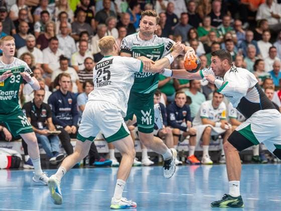 David Schmidt (Frisch Auf Goeppingen, 77) im Zweikampf mit Matthes Langhoff (Fuechse Berlin, 25), Frisch Auf Goeppingen vs. Fuechse Berlin, Handball, 1. Bundesliga, Herren, Spielzeit 2025 2026, 03.09.2025, Frisch Auf Goeppingen vs. Fuechse Berlin, Handball, 1. Bundesliga, Herren, Spielzeit 2025 2026, 03.09.2025 Goeppingen Copyright: xEibner-Pressefoto MichaelxSchmidx EP_MST