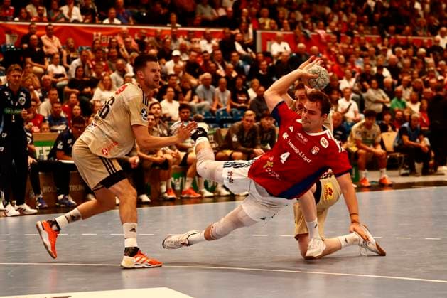 Handball 1. Handball-Bundesliga, DAIKIN HBL 2025 2026 - Handball Verein Hamburg (HSVH) vs. TSV Hannover-Burgdorf Andreas Magaard (Hamburg) schleicht sich durch die Abwehr von Hannover, hinten Lukas Stutzke (Hannover) links Simon Gade (Hannover) . Sporthalle Hamburg Hamburg Foto: Frank Schoof