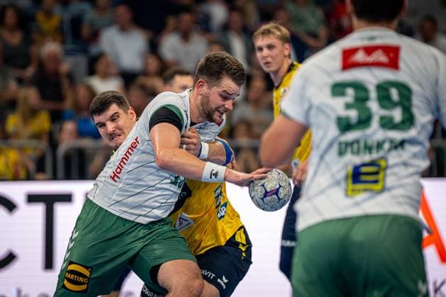 1. Handball-Bundesliga, DAIKIN HBL, Rhein-Neckar Löwen - GWD Minden; 03.09.2025 Spieler von Halil Jaganjac (45; Rhein Neckar Löwen), Ian Weber (13; TSV GWD Minden) und Edwin Aspenbäck (78; Rhein Neckar Löwen) kämpfen um den Ball in der Halle 1. Handball-Bundesliga, Rhein-Neckar Löwen – GWD Minden, Mannheim, SAP Arena, 03.09.2025 Copyright: xBEAUTIFULxSPORTS Gelhardtx