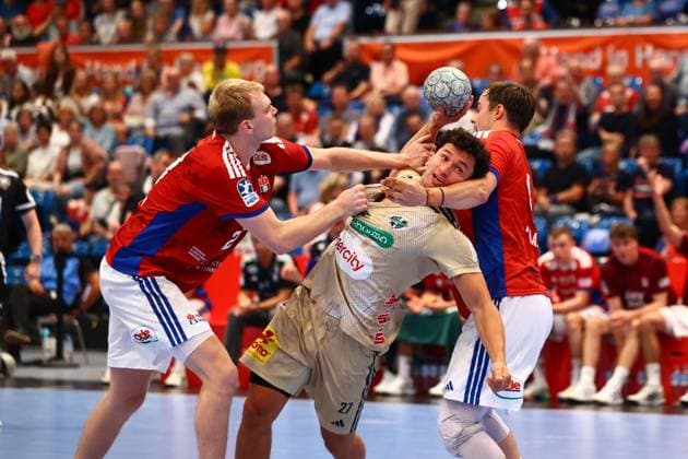 Handball I Herren I Saison 2025 2026 I Bundesliga I 2. Spieltag I HSV Hamburg - TSV Hannover-Burgdorf I 03.09.2025 Einar Thorsteinn Olafsson (23, HSV Hamburg) Sindre Aho (27, TSV Hannover-Burgdorf) Hamburg Alsterdorfer Sporthalle Hamburg Deutschland Copyright: xLobeca RalfxHomburgx