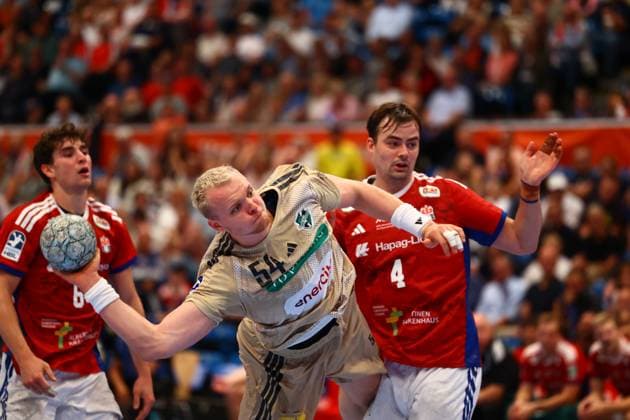 Handball I Herren I Saison 2025 2026 I Bundesliga I 2. Spieltag I HSV Hamburg - TSV Hannover-Burgdorf I 03.09.2025 Justus Fischer (54, TSV Hannover-Burgdorf) Andreas Magaard (4, HSV Hamburg) Hamburg Alsterdorfer Sporthalle Hamburg Deutschland Copyright: xLobeca RalfxHomburgx