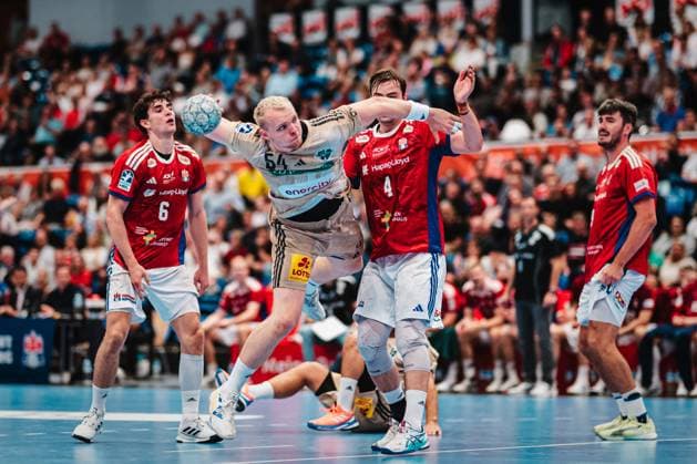 HBL: HSV Hamburg vs. TSV Hannover-Burgdorf, 03.09.25 Justus Fischer (TSV Hannover-Burgdorf, 54) wirft aufs Tor; HBL: HSV Hamburg vs. TSV Hannover-Burgdorf am 03.09.2025 in der Sporthalle Hamburg, Hamburg Copyright: xBEAUTIFULxSPORTS Tonhäuserx