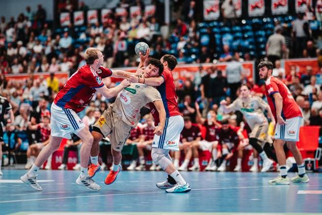HBL: HSV Hamburg vs. TSV Hannover-Burgdorf, 03.09.25 Sindre Aho (TSV Hannover-Burgdorf, 27) wirft, Andreas Magaard (HSV Hamburg, 4) und Einar Olafsson (HSV Hamburg, 23) versuchen den Wurf zu verhindern; HBL: HSV Hamburg vs. TSV Hannover-Burgdorf am 03.09.2025 in der Sporthalle Hamburg, Hamburg Copyright: xBEAUTIFULxSPORTS Tonhäuserx