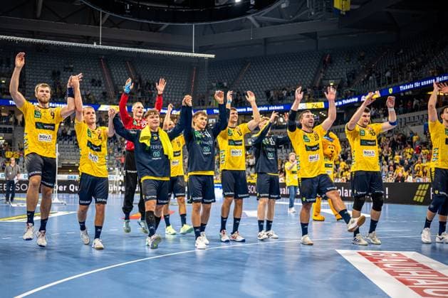 1. Handball-Bundesliga, DAIKIN HBL, Rhein-Neckar Löwen - GWD Minden; 03.09.2025 Die Spieler der Rhein-Neckar Löwen feiern gemeinsam in der SAP-Arena 1. Handball-Bundesliga, Rhein-Neckar Löwen – GWD Minden, Mannheim, SAP Arena, 03.09.2025 1. Handball-Bundesliga, Rhein-Neckar Löwen – GWD Minden, Mannheim, SAP Arena, 03.09.2025 *** 1 Handball Bundesliga, DAIKIN HBL, Rhein Neckar Löwen GWD Minden 03 09 2025 The Rhein Neckar Löwen players celebrate together in the SAP Arena 1 Handball Bundesliga, Rhein Neckar Löwen - GWD Minden, Mannheim, SAP Arena, 03 09 2025 1 Handball Bundesliga, Rhein Neckar Löwen - GWD Minden, Mannheim, SAP Arena, 03 09 2025 Copyright: xBEAUTIFULxSPORTS Gelhardtx