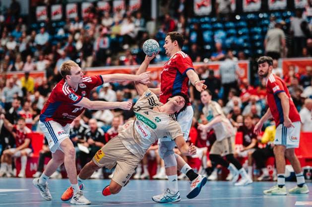 HBL: HSV Hamburg vs. TSV Hannover-Burgdorf, 03.09.25 Sindre Aho (TSV Hannover-Burgdorf, 27) wirft, Andreas Magaard (HSV Hamburg, 4) und Einar Olafsson (HSV Hamburg, 23) versuchen den Wurf zu verhindern; HBL: HSV Hamburg vs. TSV Hannover-Burgdorf am 03.09.2025 in der Sporthalle Hamburg, Hamburg Copyright: xBEAUTIFULxSPORTS Tonhäuserx