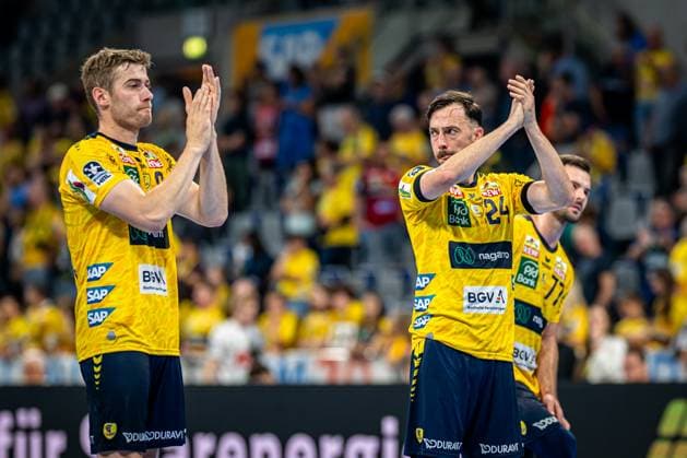 1. Handball-Bundesliga, DAIKIN HBL, Rhein-Neckar Löwen - GWD Minden; 03.09.2025 Spieler Patrick Groetzki (24; Rhein Neckar Löwen) und Tim Nothdurft (8; Rhein Neckar Löwen) der Rhein-Neckar Löwen applaudieren gemeinsam in der SAP-Arena. 1. Handball-Bundesliga, Rhein-Neckar Löwen – GWD Minden, Mannheim, SAP Arena, 03.09.2025 Copyright: xBEAUTIFULxSPORTS Gelhardtx