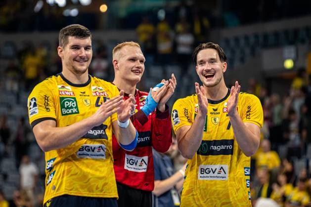 1. Handball-Bundesliga, DAIKIN HBL, Rhein-Neckar Löwen - GWD Minden; 03.09.2025 Spieler Robert Timmermeister (7; Rhein Neckar Löwen), David Späth (29; Rhein Neckar Löwen) und Halil Jaganjac (45; Rhein Neckar Löwen) der Rhein-Neckar Löwen applaudieren gemeinsam in der SAP-Arena. 1. Handball-Bundesliga, Rhein-Neckar Löwen – GWD Minden, Mannheim, SAP Arena, 03.09.2025 Copyright: xBEAUTIFULxSPORTS Gelhardtx