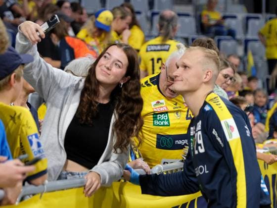 HBL-Handball-Bundesliga - Saison 2025 26 Mannheim SAP-Arena 03.09.2025 Rhein-Neckar-Löwen (rnl) - GWD Minden (gwd) 27:24 Selfie mit Torwart David SPAETH (Rhein-Neckar-Löwen) HBL-Handball-Bundesliga