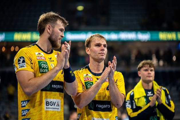1. Handball-Bundesliga, DAIKIN HBL, Rhein-Neckar Löwen - GWD Minden; 03.09.2025 Spieler der Rhein-Neckar Löwen Mathias Larson (4; Rhein Neckar Löwen), Patrick Groetzki (24; Rhein Neckar Löwen) und Haukur Thrastarson (25; Rhein Neckar Löwen) applaudieren gemeinsam in der SAP-Arena. 1. Handball-Bundesliga, Rhein-Neckar Löwen – GWD Minden, Mannheim, SAP Arena, 03.09.2025 Copyright: xBEAUTIFULxSPORTS Gelhardtx
