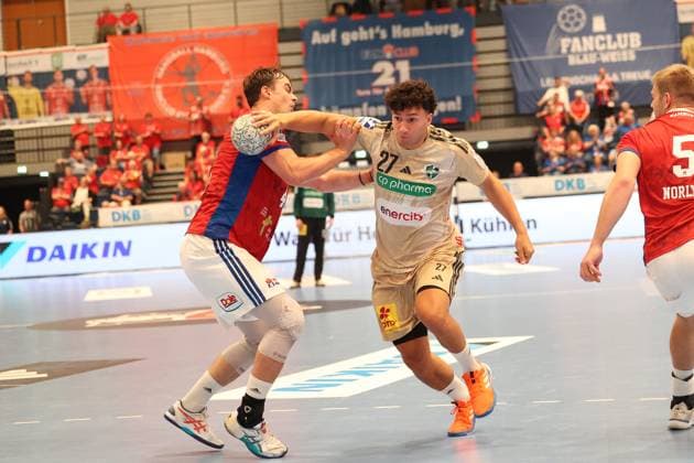 Handball Daikin Handball Bundesliga 2025 2026 - Handball Verein Hamburg vs. TSV Hannover-Burgdorf Andreas Magaard (Hamburg),Sindre Aho (Hannover), Sporthalle Hamburg Hamburg