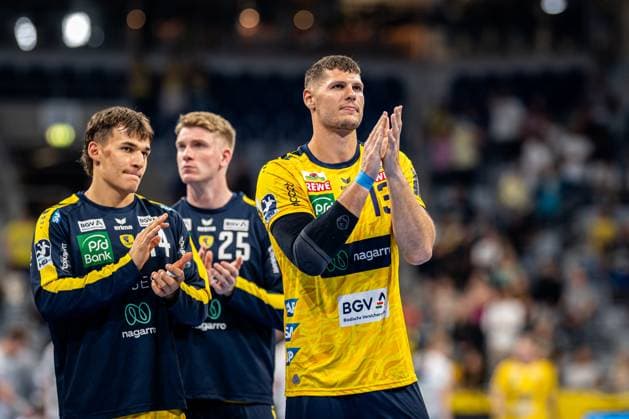 1. Handball-Bundesliga, DAIKIN HBL, Rhein-Neckar Löwen - GWD Minden; 03.09.2025 Drei Spieler der Rhein Neckar Löwen Sebastian Heymann (13; Rhein Neckar Löwen), Gino Steenaerts (14; Rhein Neckar Löwen) und Haukur Thrastarson (25; Rhein Neckar Löwen) klatschen Applaus in der SAP-Arena. 1. Handball-Bundesliga, Rhein-Neckar Löwen – GWD Minden, Mannheim, SAP Arena, 03.09.2025 Copyright: xBEAUTIFULxSPORTS Gelhardtx