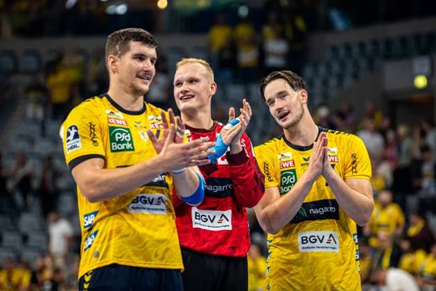 1. Handball-Bundesliga, DAIKIN HBL, Rhein-Neckar Löwen - GWD Minden; 03.09.2025 Spieler Robert Timmermeister (7; Rhein Neckar Löwen), David Späth (29; Rhein Neckar Löwen) und Halil Jaganjac (45; Rhein Neckar Löwen) der Rhein-Neckar Löwen jubeln nach dem Sieg. 1. Handball-Bundesliga, Rhein-Neckar Löwen – GWD Minden, Mannheim, SAP Arena, 03.09.2025 1. Handball-Bundesliga, Rhein-Neckar Löwen – GWD Minden, Mannheim, SAP Arena, 03.09.2025 Copyright: xBEAUTIFULxSPORTS Gelhardtx