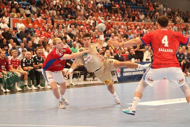 Handball Daikin Handball Bundesliga 2025 2026 - Handball Verein Hamburg vs. TSV Hannover-Burgdorf Oliver Norlyk (Hamburg),Renars Uscins (Hannover),erfolgreicher Torwurf,Andreas Magaard (Hamburg), Sporthalle Hamburg Hamburg