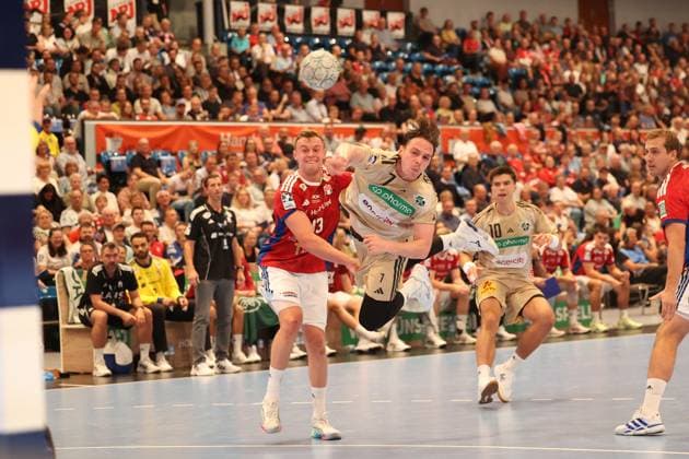 Handball Daikin Handball Bundesliga 2025 2026 - Handball Verein Hamburg vs. TSV Hannover-Burgdorf Andreas Magaard (Hamburg),Leif Tissier (Hannover),erfolgreicher Torwurf,Renars Uscins (Hannover), Sporthalle Hamburg Hamburg