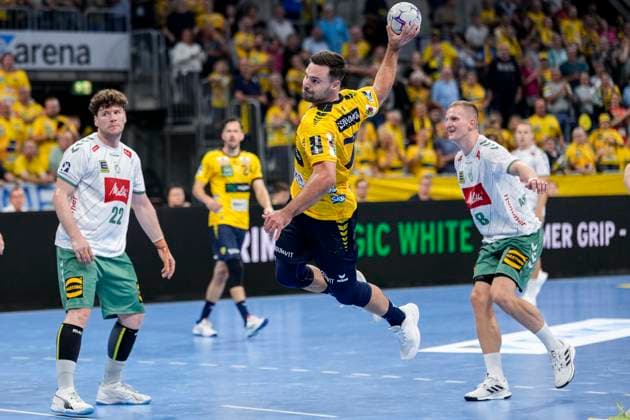 v.li.: Philipp Vorlicek (GWD, 22), Dani Baijens (RNL, 77), Karolis Antanavicius (GWD, 8), beim Sprungwurf, Wurf, Torwurf, Action, Aktion, Spielszene, 03.09.2025, Mannheim (Deutschland), Handball, Bundesliga, Rhein-Neckar Löwen - TSV GWD Minden