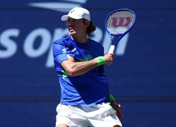 2025 US Open Tennis Championships, Day Eleven, Billy Jean-King Tennis Centre, Flushing Meadows, New York, USA, 03 09 2025 Alex de Minaur (AUS) in action during his Quarter Final match against Felix Auger-Aliassime (CAN) in the 2025 US Open at Flushing Meadows New York Billy Jean King Tennis Centre, Flushing Meadows New York USA Copyright: xMarkxGreenwoodx