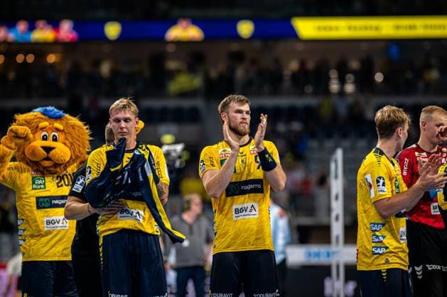 1. Handball-Bundesliga, DAIKIN HBL, Rhein-Neckar Löwen - GWD Minden; 03.09.2025 Spieler Steven Plucnar Jacobsen (9; Rhein Neckar Löwen) und Edwin Aspenbäck (78; Rhein Neckar Löwen) der Rhein-Neckar Löwen applaudieren nach dem Spiel in der SAP-Arena. 1. Handball-Bundesliga, Rhein-Neckar Löwen – GWD Minden, Mannheim, SAP Arena, 03.09.2025 Copyright: xBEAUTIFULxSPORTS Gelhardtx