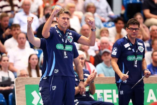 Christian Prokop (Trainer, TSV Hannover Burgdorf) jubelt. Handball I Herren I Bundesliga (Daikin HBL) I Saison 2025-2026 I 2. Spieltag I HSV Hamburg - TSV Hannover-Burgdorf I 03.09.2025 I Sporthalle Hamburg