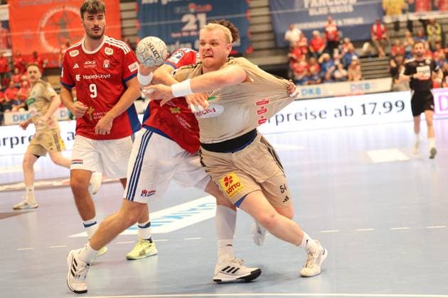 Handball Daikin Handball Bundesliga 2025 2026 - Handball Verein Hamburg vs. TSV Hannover-Burgdorf Jacob Arenth Lassen (Hamburg),Elias Kofler (Hamburg),Justus Fischer (Hannover), Sporthalle Hamburg Hamburg