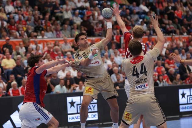 GER, xFSx, Hamburg,1. Daikin HBL Handball Bundesliga, Herren ,Saison 2025 2026 ,DHB, 2. Spieltag , HSV Handball vs TSV Hannover-Burgdorf, in der Sporthalle Hamburg , 03.09.2025 , v.l. Renars Uscins (10, TSV Hannover Burgdorf) wirft den Ball Copyright: HMBxMedia FernandoxSoares