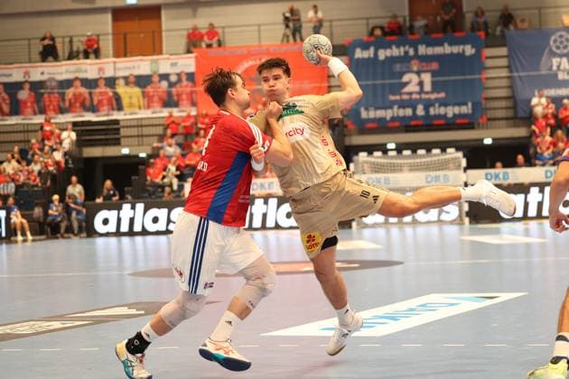 Handball Daikin Handball Bundesliga 2025 2026 - Handball Verein Hamburg vs. TSV Hannover-Burgdorf Andreas Magaard (Hamburg), Renars Uscins (Hannover), Sporthalle Hamburg Hamburg
