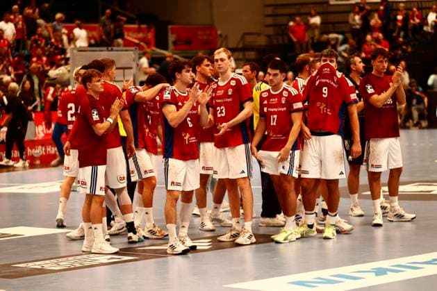Handball 1. Handball-Bundesliga, DAIKIN HBL 2025 2026 - Handball Verein Hamburg (HSVH) vs. TSV Hannover-Burgdorf Enttäuschte Gesichter nach der Niederlage: Vorne Elias Kofler (Hamburg) Einar Olafsson (Hamburg) Kaj Geenen (Hamburg) Jacob Arenth Lassen (Hamburg) . Sporthalle Hamburg Hamburg Foto: Frank Schoof