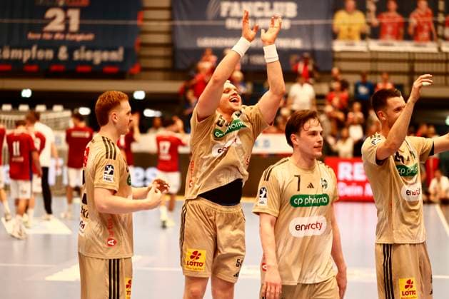 Handball 1. Handball-Bundesliga, DAIKIN HBL 2025 2026 - Handball Verein Hamburg (HSVH) vs. TSV Hannover-Burgdorf Schlussjubel: Justus Fischer (Hannover) Lukas Stutzke (Hannover) Leif Tissier (Hannover) Sporthalle Hamburg Hamburg Foto: Frank Schoof