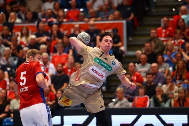 Handball I Herren I Saison 2025 2026 I Bundesliga I 2. Spieltag I HSV Hamburg - TSV Hannover-Burgdorf I 03.09.2025 Oliver Norlyk (5, HSV Hamburg) Leif Tissier (7, TSV Hannover-Burgdorf) Hamburg Alsterdorfer Sporthalle Hamburg Deutschland Copyright: xLobeca RalfxHomburgx