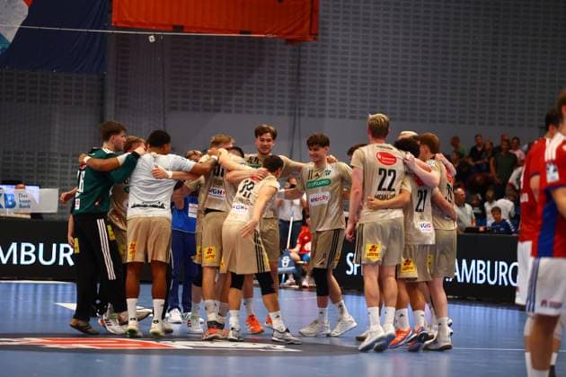 Handball I Herren I Saison 2025 2026 I Bundesliga I 2. Spieltag I HSV Hamburg - TSV Hannover-Burgdorf I 03.09.2025 TSV Hannover-Burgdorf bejubelt den Sieg in Hamburg Hamburg Alsterdorfer Sporthalle Hamburg Deutschland Copyright: xLobeca RalfxHomburgx